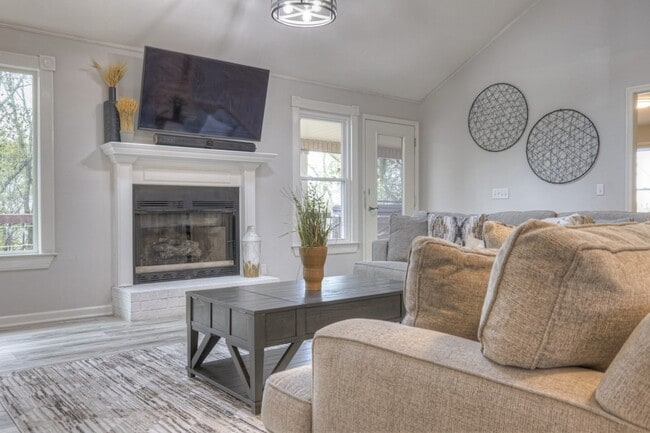 Building Photo - 204 Hogan Ln