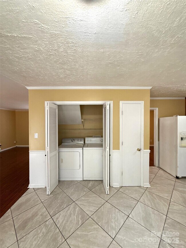 Building Photo - 9125 Winter Moss Ct