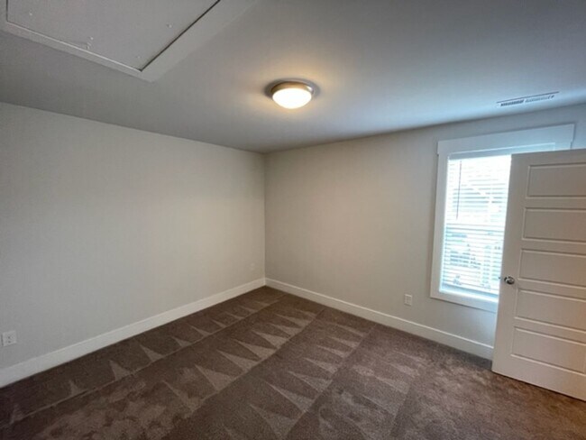 Building Photo - 1332 Big Falls Dr