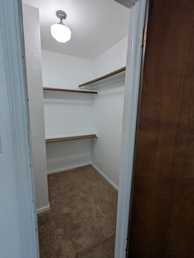 Attached closet - 304 Vicksburg Cir