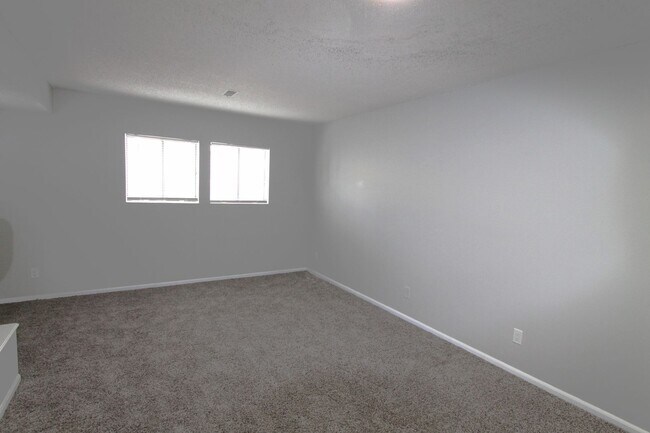 Building Photo - Spacious studio with updates. The Ellis Po...