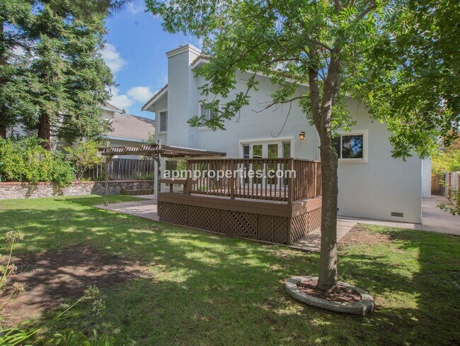 Building Photo - Elegant 4 Bedroom, 3 bath, 3-Car Garage in...