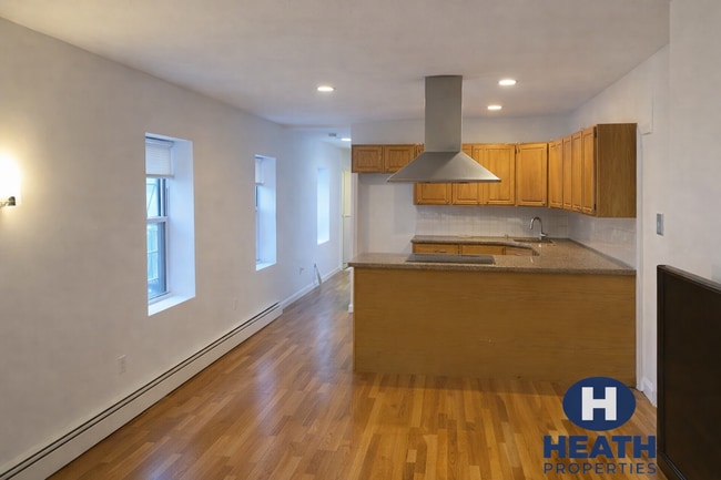 Building Photo - Central Location, Eat-in Kitchen, Laundry on a Site, Steps from the Bus Stop