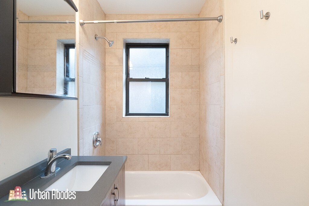 Building Photo - 3731 N Pine Grove Ave