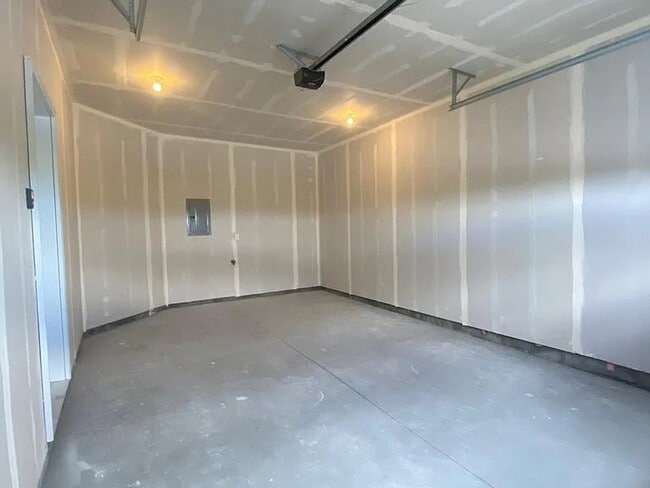 Building Photo - 348 S 3rd W