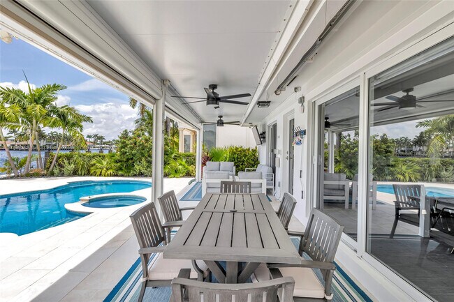 Building Photo - 2005 N Riverside Dr