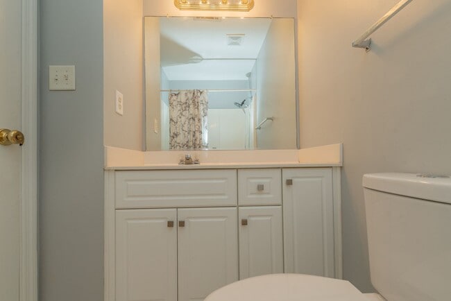 Building Photo - $1750 - Updated 3 bed/3 bath house conveniently located near Doctor's Hospital!