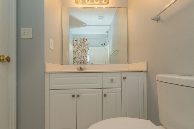 Building Photo - A Smart Home with Room to Roam conveniently located near Doctor's Hospital!