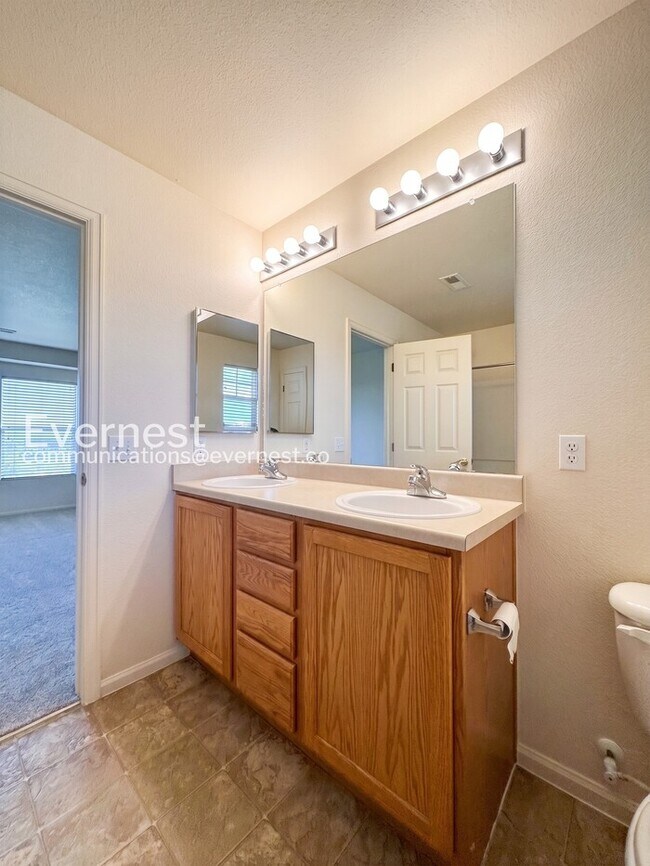 Building Photo - 3 Bed/2.5 Bath Home with Fenced Yard & Garage / Available Now!