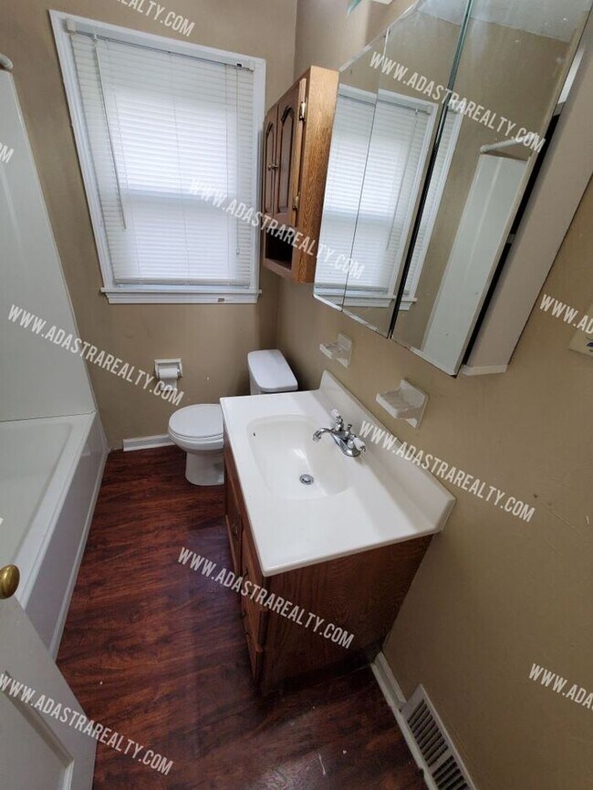 Building Photo - 2 Bedroom Waldo Charmer!!-Available in AUG...