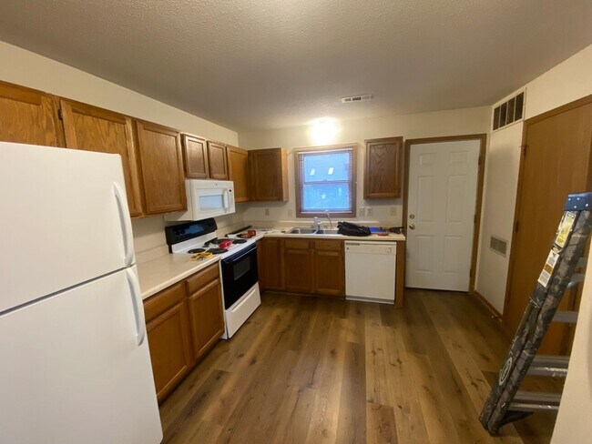 Building Photo - Sunflower 2604-2606