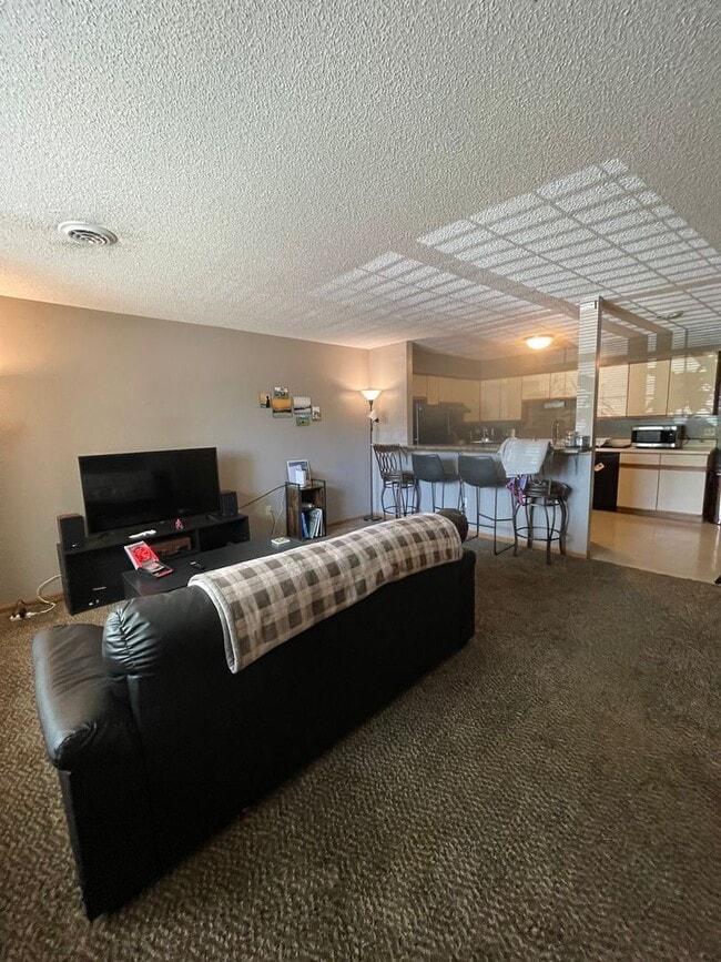 Building Photo - Great Townhome! Close to Campus!