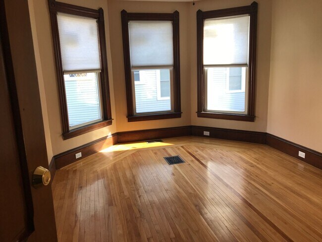 Building Photo - 736 Pleasant St