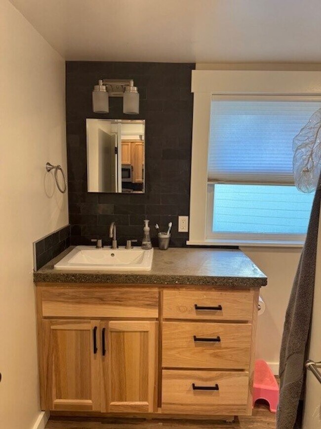 Building Photo - 2 bedroom Victorian era upstairs Flat walk to downtown Nevada City