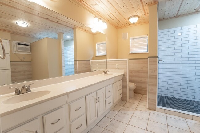 Building Photo - 121 W Stonecastle Dr
