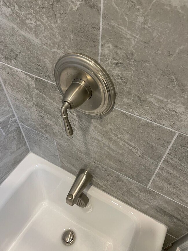 Building Photo - NO BROKER FEES !! BRAND NEW FULLY RENOVATED TWO  BEDROOM UNIT IN TOP COMMUTER LOCATION !!!