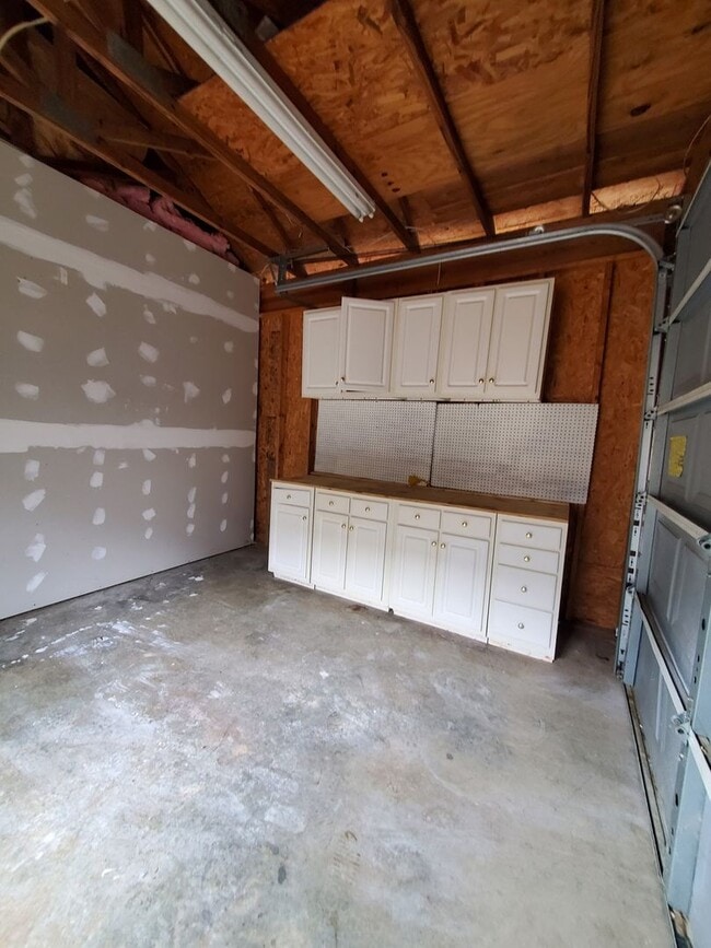 Building Photo - Ready to move in!