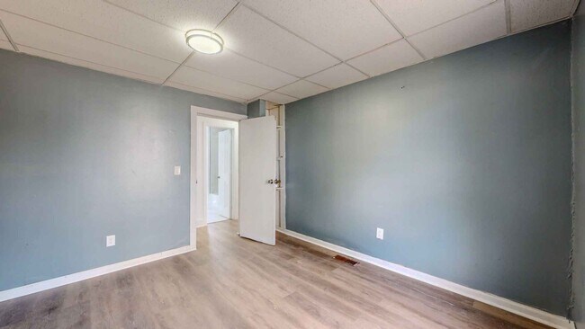 Building Photo - Newly Renovated 2 Bedroom Apartment - Heat...