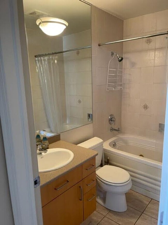 Building Photo - 1 Bed 1 Bathroom River West