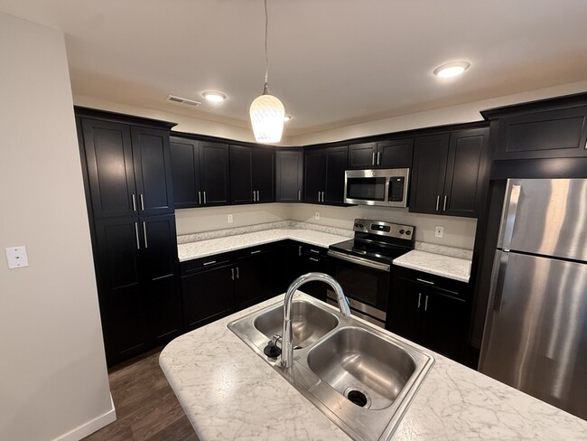 Building Photo - 408 Creekview Dr