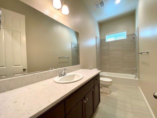 Building Photo - $2,495 Leonard & Ashlan, 3 Bedroom Home - ...