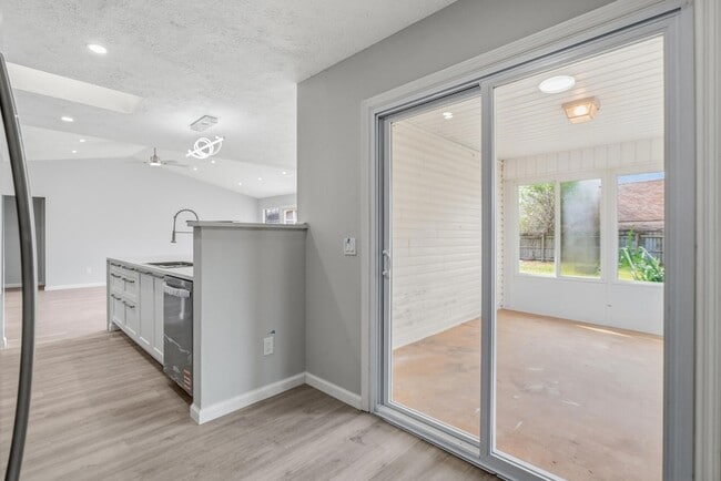 Building Photo - 1434 Santa Anita Dr