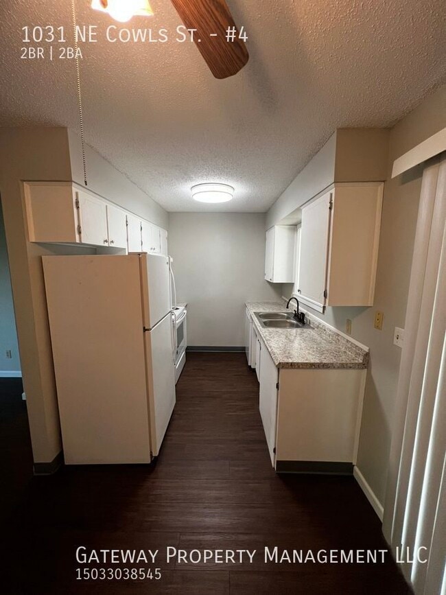 Building Photo - 1031 NE Cowls St