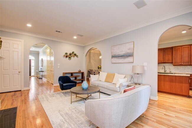 Building Photo - 1812 Staffordshire Crescent