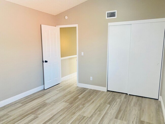 Building Photo - Calabasas Two-Story 4b/3b Beautifully & Mo...