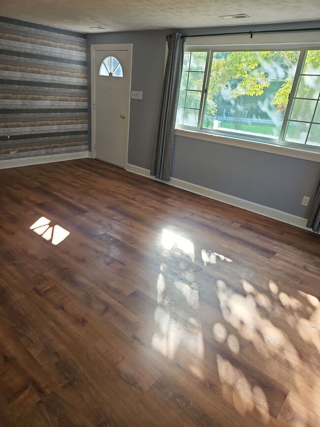 Building Photo - 3 Bedroom, 2 bath Home with Garage in New ...