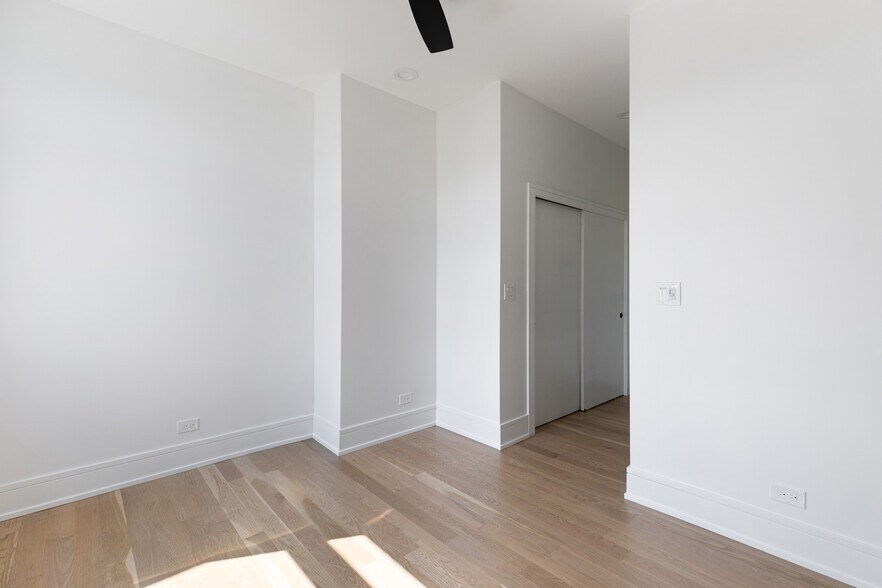Building Photo - 7731 N Eastlake Ter