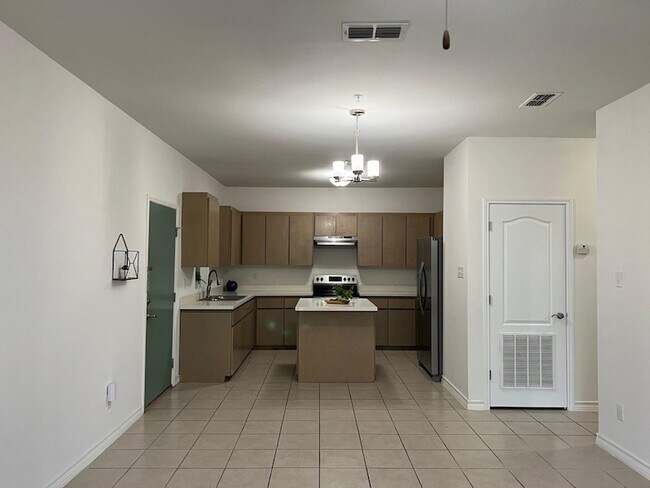 Building Photo - 1511 Don Camilo Blvd