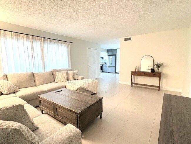 Building Photo - Adorable 2 Bedroom Townhome in Port Orange!