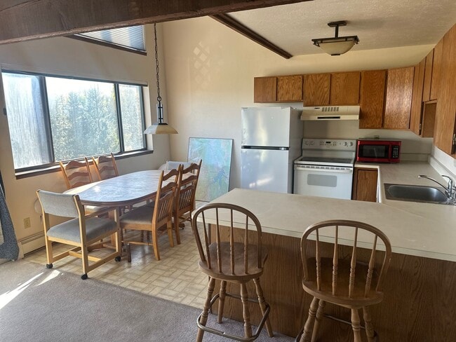 Building Photo - 2 bed plus large loft! All utilities inclu...
