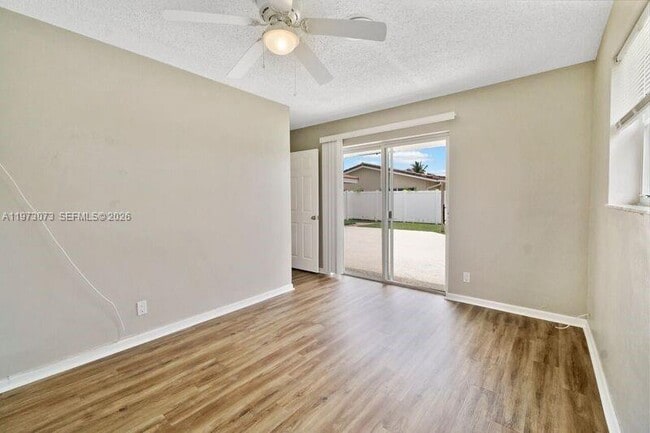 Building Photo - 949 SE 10th Ct