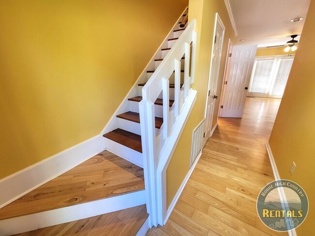 Building Photo - Charming 2BR/1.5BA Townhome Near the Green...