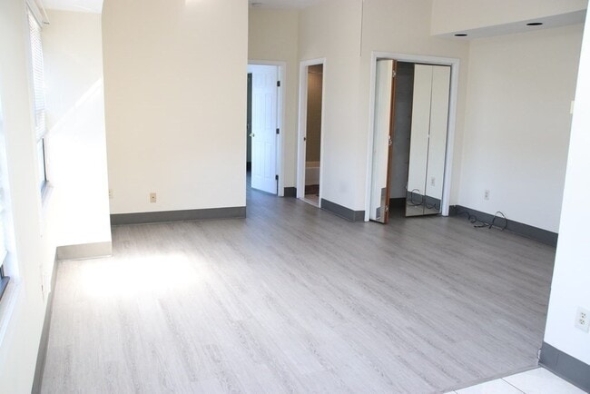 Building Photo - 21 Linden St