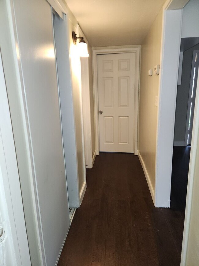 Building Photo - East Bakersfield Home - Newly Remodeled!