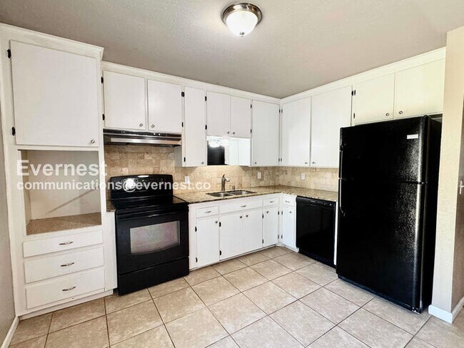 Building Photo - 3-Bed, 1.5-Bath Home with Garage / Pet-Friendly / Available now!