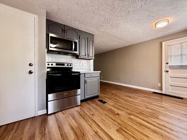 Building Photo - Spacious 3 bedroom 1.5 bath townhome with ...