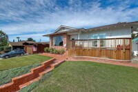 Building Photo - "Charming Coastal Retreat: 3-Bedroom Sanctuary on Agate Street, San Diego"