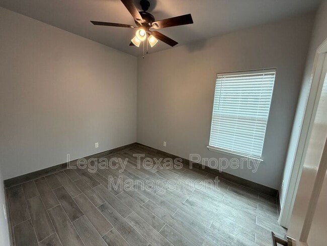 Building Photo - 910 Fuller Ave