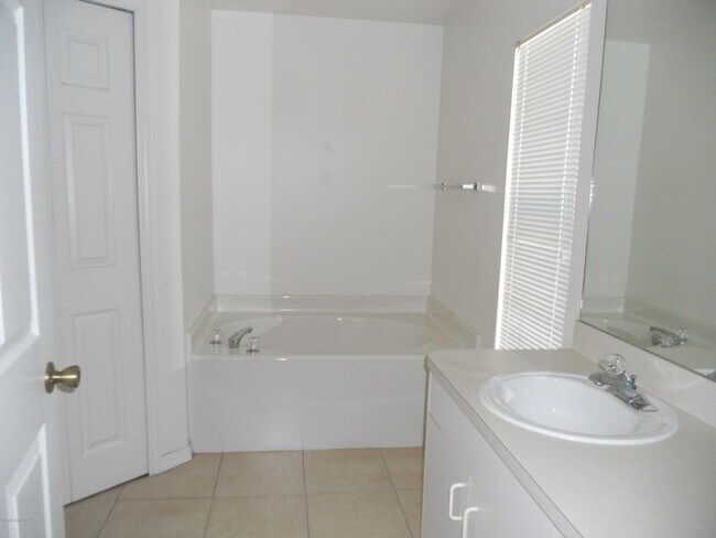 Building Photo - 540 Benton Dr