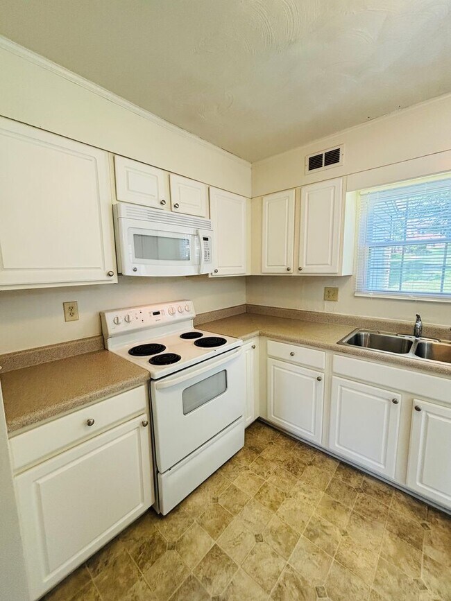 Building Photo - 2 Bedroom, 1.5 Bath Townhouse