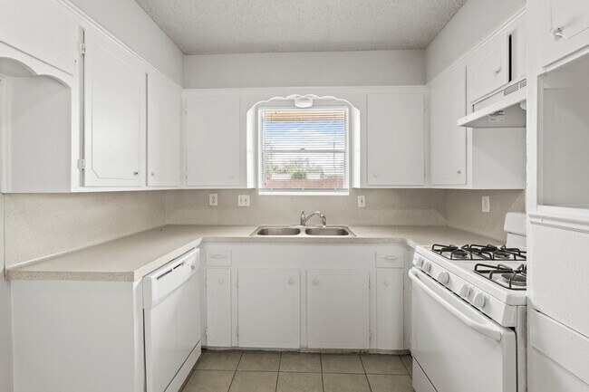 Building Photo - 1802 Mosher Ln