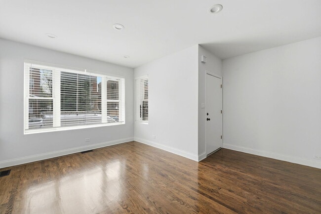 Building Photo - 2618 W Augusta Blvd