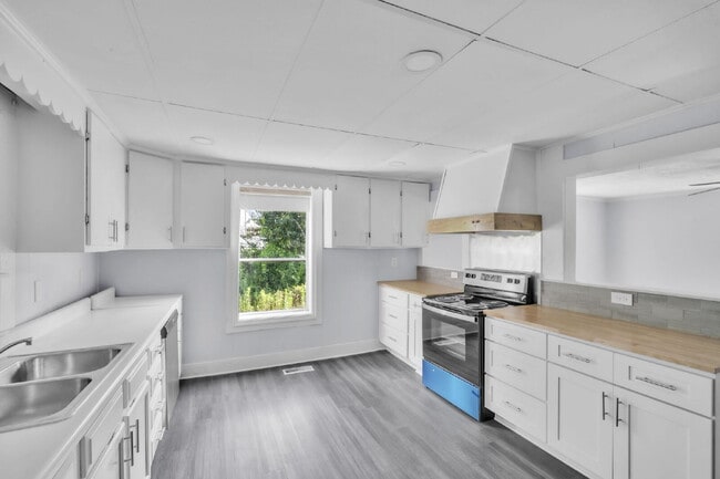 Building Photo - Updated 2-Bedroom Mill Home in Anderson, S...