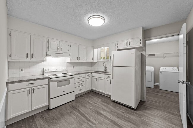 Building Photo - Updated Two Bedroom near Downtown Smithfie...
