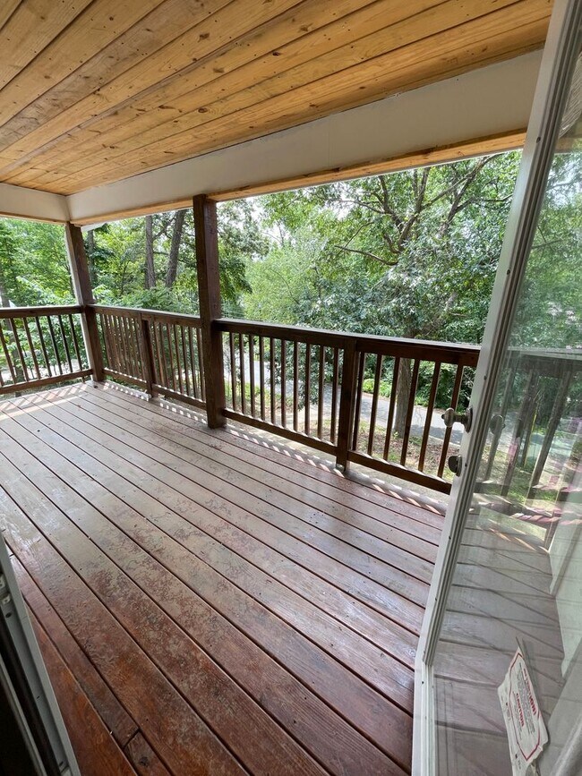 Building Photo - Big and Beautiful House with attached 1br ...