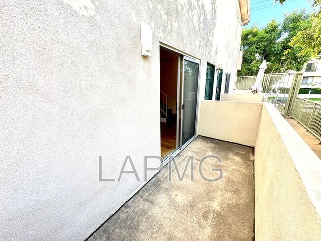 Building Photo - 12251 Moorpark St